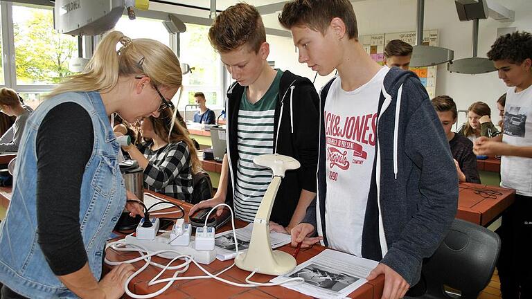 Experimente führten die Gymnasiasten in Bad Königshofen gemeinsam mit Studenten aus, hier erklärt Klara Thein den Ablauf Hannes Gensler und Levin Reich (rechts). Experimente führten die Gymnasiasten in Bad Königshofen gemeinsam mit Studenten aus, hier erklärt Klara Thein den Ablauf Hannes Gensler und Levin Reich (rechts).