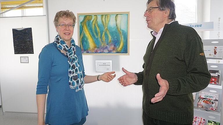 Claudia Fink zeigt bis Ende April in der Hauer'schen Galerie Bilder zum Thema &bdquo;Alles fließt . . .&ldquo;. Manfred Hauer freut sich, dass die Bischofsheimer Künstlerin zu dieser Sonderausstellung gewonnen wurde.