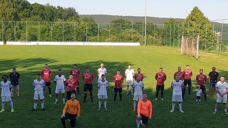 Das Meisterteam der SG Bad Bocklet/Aschach mit (vorne, von links) Christian Back, Jonas Götz (2. Reihe, von links) Salieu Bah, Erick Henrichs, Tobias Kiesel, Pascal Kraus, Patrick Kraus, Kai Markard, Mauricio Beck sowie (3. Reihe, von links) TSV Bad Bocklet-Vorsitzender Thomas Kraus, Mehrdad Birak, Fabian Götz, Benedikt Lorz, Stephan Buschbacher, Bastian Wende, Jan Blasek, Spielertrainer Jens Mammitzsch (hinten, von links) Nico Blasek, Tristan Schmid, Luis Sandwall, Nicklas Kubyschta, Pascal ... - Das Meisterteam der SG Bad Bocklet/Aschach mit (vorne, von links) Christian Back, Jonas Götz (2. Reihe, von links) Salieu Bah, Erick Henrichs, Tobias Kiesel, Pascal Kraus, Patrick Kraus, Kai Markard, Mauricio Beck sowie (3. Reihe, von links) TSV Bad Bocklet-Vorsitzender Thomas Kraus, Mehrdad Birak, Fabian Götz, Benedikt Lorz, Stephan Buschbacher, Bastian Wende, Jan Blasek, Spielertrainer Jens Mammitzsch (hinten, von links) Nico Blasek, Tristan Schmid, Luis Sandwall, Nicklas Kubyschta, Pascal Markart, TSV Aschach-Vorsitzender Michael Schultze. Auf den Foto fehlen Stefan Weingart, Sandro Wegmann und Marco Bocklet. Foto: Jakob Lorz Das Meisterteam der SG Bad Bocklet/Aschach mit (vorne, von links) Christian Back, Jonas Götz (2. Reihe, von links) Salieu Bah, Erick Henrichs, Tobias Kiesel, Pascal Kraus, Patrick Kraus, Kai Markard, Mauricio Beck sowie (3. Reihe, von links) TSV Bad Bocklet-Vorsitzender Thomas Kraus, Mehrdad Birak, Fabian Götz, Benedikt Lorz, Stephan Buschbacher, Bastian Wende, Jan Blasek, Spielertrainer Jens Mammitzsch (hinten, von links) Nico Blasek, Tristan Schmid, Luis Sandwall, Nicklas Kubyschta, Pascal ... - Das Meisterteam der SG Bad Bocklet/Aschach mit (vorne, von links) Christian Back, Jonas Götz (2. Reihe, von links) Salieu Bah, Erick Henrichs, Tobias Kiesel, Pascal Kraus, Patrick Kraus, Kai Markard, Mauricio Beck sowie (3. Reihe, von links) TSV Bad Bocklet-Vorsitzender Thomas Kraus, Mehrdad Birak, Fabian Götz, Benedikt Lorz, Stephan Buschbacher, Bastian Wende, Jan Blasek, Spielertrainer Jens Mammitzsch (hinten, von links) Nico Blasek, Tristan Schmid, Luis Sandwall, Nicklas Kubyschta, Pascal Markart, TSV Aschach-Vorsitzender Michael Schultze. Auf den Foto fehlen Stefan Weingart, Sandro Wegmann und Marco Bocklet. Foto: Jakob Lorz