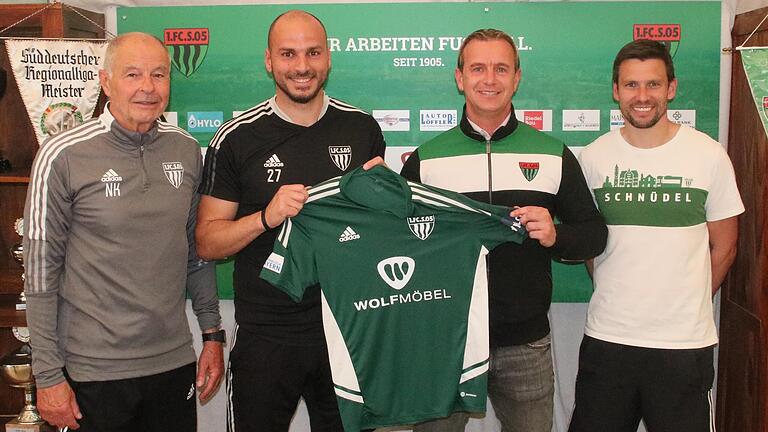 Vertragsverlängerung im Dreierpack: FC-05-Sportleiter Andreas Brendler (rechts) präsentiert das alte und neue Schweinfurter Trainer-Trio (von links) Norbert Kleider (Torwart-Trainer), Adam Jabiri (Co-Trainer) und Marc Reitmaier (Cheftrainer). Vertragsverlängerung im Dreierpack: FC-05-Sportleiter Andreas Brendler (rechts) präsentiert das alte und neue Schweinfurter Trainer-Trio (von links) Norbert Kleider (Torwart-Trainer), Adam Jabiri (Co-Trainer) und Marc Reitmaier (Cheftrainer).