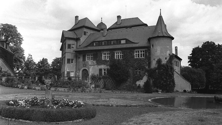 Efeuumrankt, ein bisschen verwunschen und geheimnisvoll wirkt das Rüdenhäuser Schloss auf diesem undatierten Archivbild. Heute ist das Schloss ein beliebtes Fotomotiv.&nbsp;