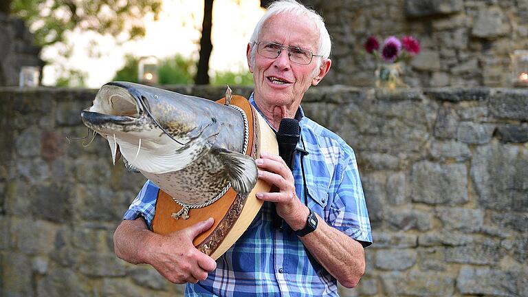 Dass es im Frickenhäuser See große Fische gibt, beweist der Kopf dieses präparierten Wallers, der &bdquo;noch als Teenager&ldquo; aus dem See gefischt wurde, wie Rudolf Mauder erzählte. Doch von der monströsen Größe der Fische, von denen eine Sage erzählt, war der Wels noch eit entfernt.