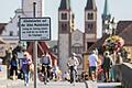 Wegen des hohen Inzidenzwerts&nbsp;darf im Bereich der Alten Mainbrücke in der Zeit von Freitag bis Sonntag zwischen 16 Uhr und 6 Uhr des Folgetages kein Alkohol mehr konsumiert werden.