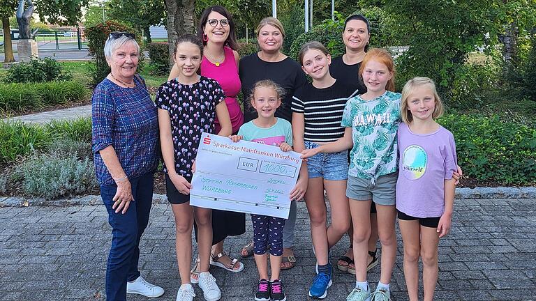 Strahlende Gesichter bei der Scheckübergabe in Höhe von 1000 Euro an Monika Demmich (links) von der Station Regenbogen sowie dem Orga-Team des Basars Corinna Petzold-Mühl (hinten links), Carolin Mend (Mitte) und Isabell Valentin (hinten rechts). Auch viele Kinder waren als fleißige Helfer im Einsatz. Strahlende Gesichter bei der Scheckübergabe in Höhe von 1000 Euro an Monika Demmich (links) von der Station Regenbogen sowie dem Orga-Team des Basars Corinna Petzold-Mühl (hinten links), Carolin Mend (Mitte) und Isabell Valentin (hinten rechts). Auch viele Kinder waren als fleißige Helfer im Einsatz.