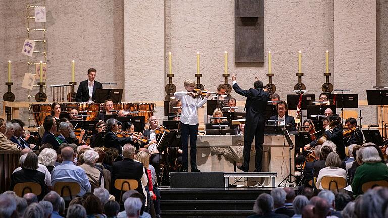 Kyrill Zeiher und die Hofer Symphoniker unter der Leitung von Prof. Matthias Beckert begeisterten die ausverkaufte Abteikirche beim traditionellen Abteikonzert am Tag der Deutschen Einheit.