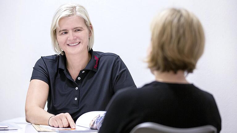 Ein Bild aus besseren Zeiten: Petra Lurz während eines Beratungsgesprächs in ihrem Fitnessstudio im Januar, als noch niemand an Coronakrise oder Maskenpflicht dachte.