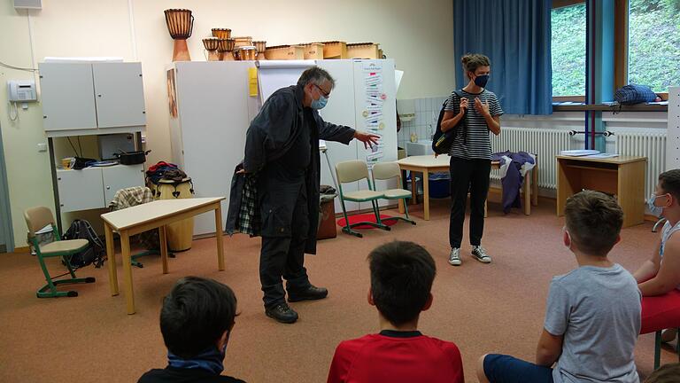 Präventionstheater an der St. Hedwig-Grundschule: Das Foto zeigt Dirk Bayer als Fremden, der nach dem Weg fragt, und Kristina Greif als Annemarie auf dem Schulweg.