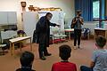 Präventionstheater an der St. Hedwig-Grundschule: Das Foto zeigt Dirk Bayer als Fremden, der nach dem Weg fragt, und Kristina Greif als Annemarie auf dem Schulweg.