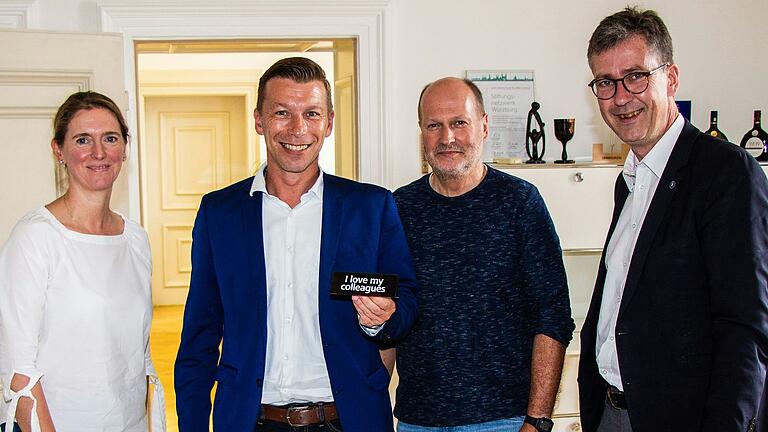 Bürgermeisterin Judith Roth-Jörg (von links), der neue Fachbereichsleiter für Wirtschaft, Wissenschaft und Standortmarketing, Thomas Herrmann, sein Vertreter Ralf Bersenfelder und Oberbürgermeister Christian Schuchardt nach der Vereidigung im Amtszimmer.