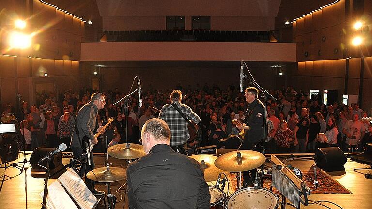 Die beiden Kultbands &bdquo;Lucky's Good Stuff&ldquo; und &bdquo;Voice2Voice&ldquo; ließen Weihnachten in der bestens besuchten Stadthalle zu einem besonderen Erlebnis werden.