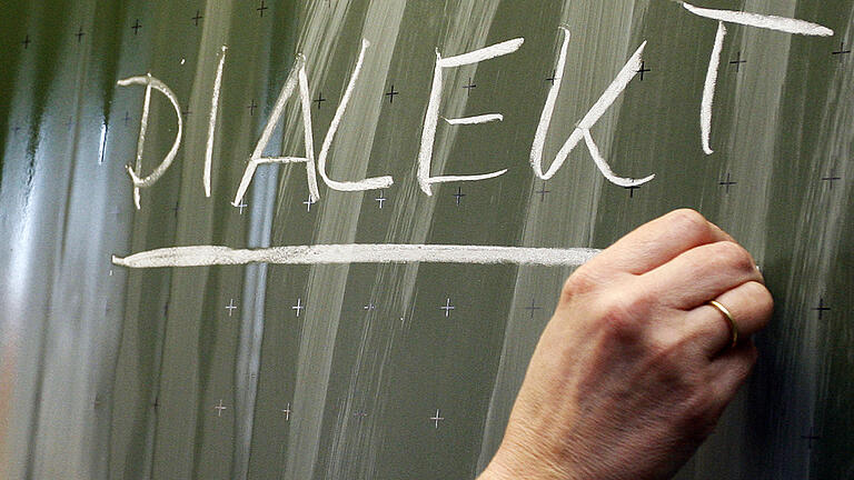 Mundart steht im Fokus des Thüringer Tag des Brauches       -  Das Wort «Dialekt» auf einer Tafel.