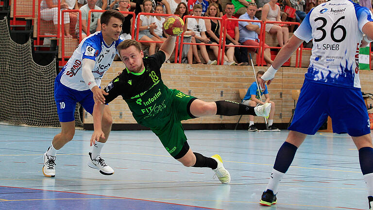 Rimpars Steffen Kaufmann (Mitte) erzielte fünf Tore gegen seinen Ausbildungsklub Großwallstadt (links Marko Matijasevic, rechts Lars Spieß). Rimpars Steffen Kaufmann (Mitte) erzielte fünf Tore gegen seinen Ausbildungsklub Großwallstadt (links Marko Matijasevic, rechts Lars Spieß).