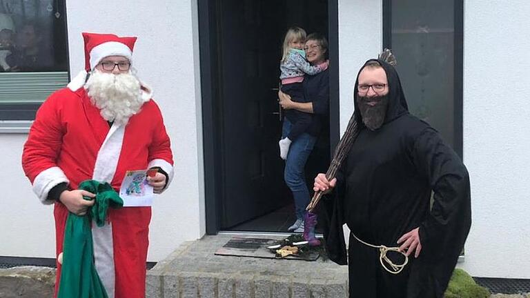 Nikolaus und Knecht Rupprecht waren in Detter unterwegs. Foto: Lorena Dernbach - Nikolaus und Knecht Rupprecht waren in Detter unterwegs. Foto: Lorena Dernbach Nikolaus und Knecht Rupprecht waren in Detter unterwegs. Foto: Lorena Dernbach - Nikolaus und Knecht Rupprecht waren in Detter unterwegs. Foto: Lorena Dernbach