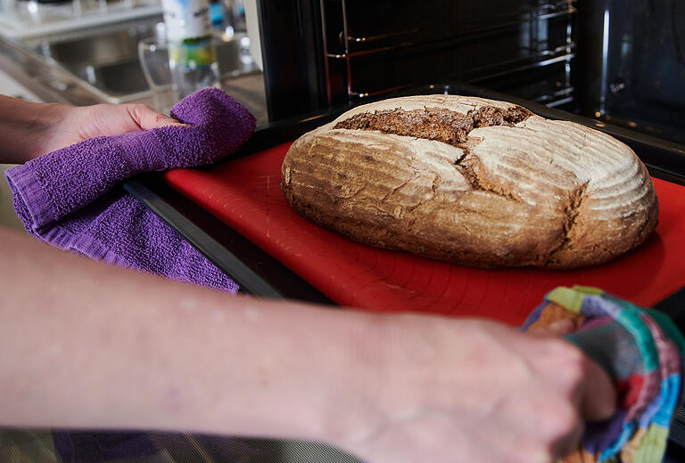  Brotbacken als Corona-Trend. Es ist, als würde uns endlich bewusst, wie wertvoll Zeit ist. Brotbacken als Corona-Trend. Es ist, als würde uns endlich bewusst, wie wertvoll Zeit ist.