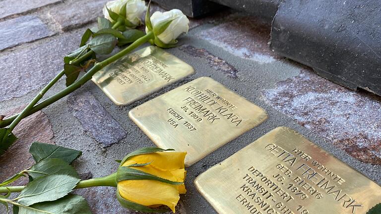 Stolperstein für das Ehepaar Bernhard und Gretta Freimark und ihre Tochter Klothilde Klara Freimark in der Obertorstraße 7 in Marktheidenfeld. Stolperstein für das Ehepaar Bernhard und Gretta Freimark und ihre Tochter Klothilde Klara Freimark in der Obertorstraße 7 in Marktheidenfeld.