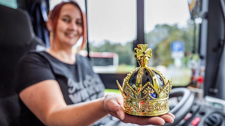 Für die Prinzessin der Straße: Ein Stammgast schenkte Sabrina Altieri diese Krone, nachdem er von der Auszeichnung Lieblingsbusfahrerin erfahren hat. Für die Prinzessin der Straße: Ein Stammgast schenkte Sabrina Altieri diese Krone, nachdem er von der Auszeichnung Lieblingsbusfahrerin erfahren hat.