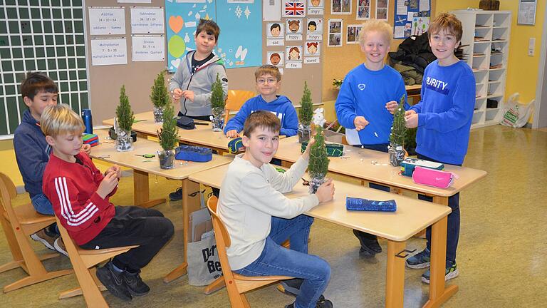 Auch die 'Großen' freuen sich über ihre weihnachtlichen Gestecke. Auch die 'Großen' freuen sich über ihre weihnachtlichen Gestecke.