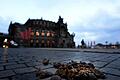 Nach Pegida       -  Nach einer Veranstaltung der Pegida liegt Pferdemist auf dem Theaterplatz in Dresden - die Hinterlassenschaft der Polizeireiterstaffel. Foto: Foto: Arno Burgi/Archiv