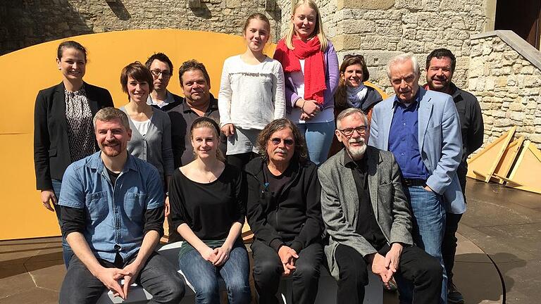 Einige der Gesichter hinter den Frankenfestspielen: Lehrerin Jeanette Geiger, Frederike Faust (Schauspielerin und Leiterin Junges Theater), Chris Pöschko (Licht), Walter Lochmann (musikalischer Leiter), Schülerinnen Lia Martin und Annabel Schönig, Anna Harandt (Ton), Pavel Fieber (Schauspieler und Intendant), Udo Beil (technische Leitung; hinten von links). Vorne von links: Sebastian Eilers (Choreograf), Charlotte Labenz (Kostüm), Intendant Knut Weber und Donald Berkenhoff (Intendant). Einige der Gesichter hinter den Frankenfestspielen: Lehrerin Jeanette Geiger, Frederike Faust (Schauspielerin und Leiterin Junges Theater), Chris Pöschko (Licht), Walter Lochmann (musikalischer Leiter), Schülerinnen Lia Martin und Annabel Schönig, Anna Harandt (Ton), Pavel Fieber (Schauspieler und Intendant), Udo Beil (technische Leitung; hinten von links). Vorne von links: Sebastian Eilers (Choreograf), Charlotte Labenz (Kostüm), Intendant Knut Weber und Donald Berkenhoff (Intendant).