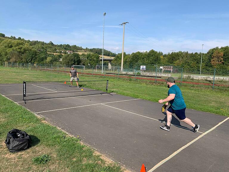 Mark Reichardt (links) und Christian Braun bei einer Partie Pickleball in Heustreu. Die Linien haben sie selbst aufgetragen. Mark Reichardt (links) und Christian Braun bei einer Partie Pickleball in Heustreu. Die Linien haben sie selbst aufgetragen.
