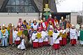 36 junge Sternsingerinnen und Sternsinger versammelten sich am Dreikönigstag mit Simone Seufert (ganz links) und Eva Baunach (hinten rechts) zu einem Gruppenfoto, bevor sie sich auf den Weg zu allen Häusern Euerbachs machten.
