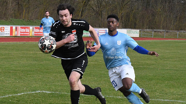 Bezirksliga Ost: TSV Münnerstadt gegen FC Gerolzhofen - Brachte den TSV Münnerstadt auf Kurs: Diego Rosero Quinones (rechts), hier im Laufduell mit Ingo Willacker vom FC Gerolzhofen. Bezirksliga Ost: TSV Münnerstadt gegen FC Gerolzhofen - Brachte den TSV Münnerstadt auf Kurs: Diego Rosero Quinones (rechts), hier im Laufduell mit Ingo Willacker vom FC Gerolzhofen.
