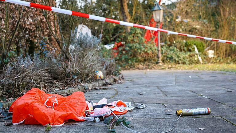 Der Bremsschirm liegt an der Absturzstelle eines Kleinflugzeugs in einem Garten eines Wohnhauses im Sauerland. Beim Absturz des Kleinflugzeugs ist der Pilot ums Leben gekommen. Der Bremsschirm liegt an der Absturzstelle eines Kleinflugzeugs in einem Garten eines Wohnhauses im Sauerland. Beim Absturz des Kleinflugzeugs ist der Pilot ums Leben gekommen.