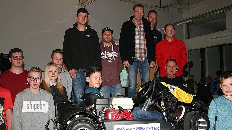 Der AMC Kitzingen ehrte seine erfolgreichen Motorsportler mit (oben von links) Christian Dümler, Martin Schug, Norbert Handa, Norman Struckmann und Jürgen Schuster sowie (unten von links) Kevin Friemelt, Marcel Rüttinger, Christian Kahl, Louisa Rüttinger, Marco Müller, Julian Friemelt, Klaus Hoffmann und Meo Winter. Der AMC Kitzingen ehrte seine erfolgreichen Motorsportler mit (oben von links) Christian Dümler, Martin Schug, Norbert Handa, Norman Struckmann und Jürgen Schuster sowie (unten von links) Kevin Friemelt, Marcel Rüttinger, Christian Kahl, Louisa Rüttinger, Marco Müller, Julian Friemelt, Klaus Hoffmann und Meo Winter.