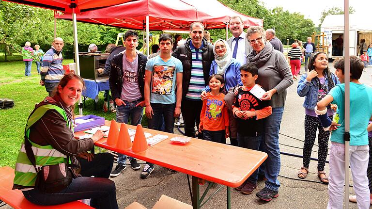 Elke Storch von der Kreis-Caritas (links) hatte 2016 Bundesgenerationenspiele für das Hockese an der Gemeinschaftsunterkunft in Mellrichstadt organisiert. Elke Storch von der Kreis-Caritas (links) hatte 2016 Bundesgenerationenspiele für das Hockese an der Gemeinschaftsunterkunft in Mellrichstadt organisiert. 
