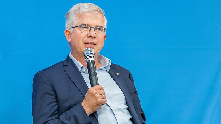 Impfpflicht oder nicht? In dieser Frage ist die FDP gespalten. Andrew Ullmann kann sich unter bestimmten Bedingungen eine Impfpflicht in Abhängigkeit vom Alter vorstellen. Impfpflicht oder nicht? In dieser Frage ist die FDP gespalten. Andrew Ullmann kann sich unter bestimmten Bedingungen eine Impfpflicht in Abhängigkeit vom Alter vorstellen.