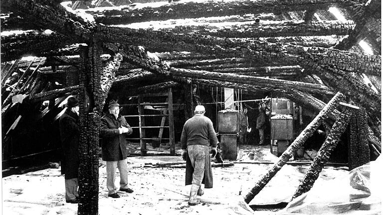 Nicht mehr viel übrig: Das Kitzinger Rathausdach wurde an Silvester 1984 ein ein Opfer der Flamme. Nicht mehr viel übrig: Das Kitzinger Rathausdach wurde an Silvester 1984 ein ein Opfer der Flamme.