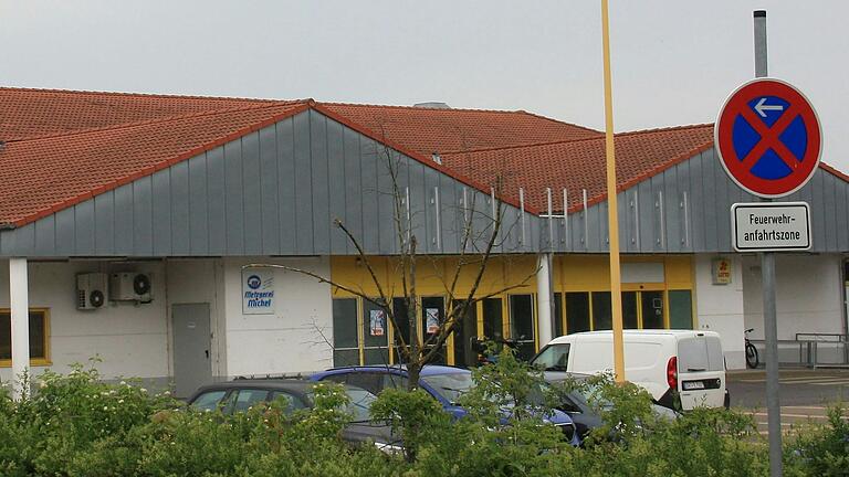 Zum dritten Mal hat der Gerolzhöfer Stadtrat eine Änderung des Bebauungsplans beschlossen, um einem Umzug eines Unternehmens in den früheren Rewe-Markt (im Bild), an der Kreuzung Andreas-Hippler-Straße/Dreimühlenstraße, den Weg zu ebnen. Zum dritten Mal hat der Gerolzhöfer Stadtrat eine Änderung des Bebauungsplans beschlossen, um einem Umzug eines Unternehmens in den früheren Rewe-Markt (im Bild), an der Kreuzung Andreas-Hippler-Straße/Dreimühlenstraße, den Weg zu ebnen.
