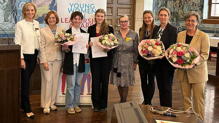 Viktoria May, Andrea Werner, Eva Boyks, Sophie Molitor, Sabine Horn, Michaela Schlotter, 3.Bürgermeisterin Judith Roth-Jörg, Gleichstellungsbeauftragte der Stadt Würzburg Petra Kraft.