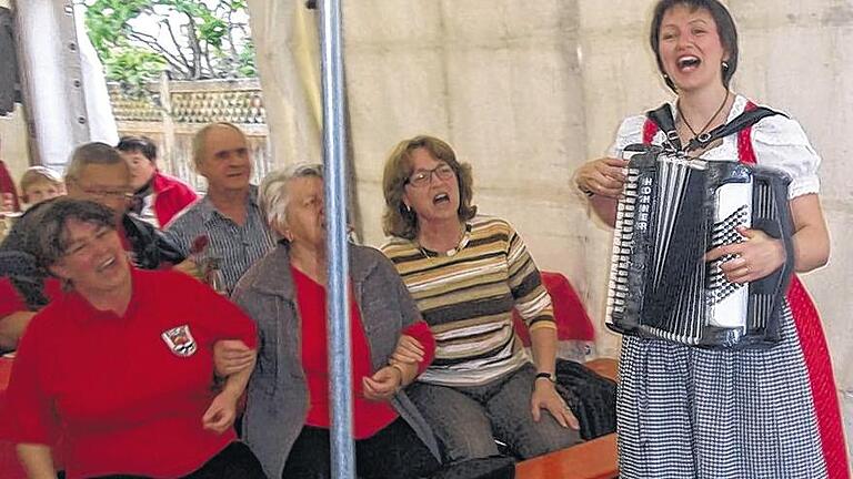 &bdquo;Energiebündel der Rhön&ldquo;: Sonja Rahm brachte super Stimmung in das Festzelt am Linsenbrunnen.