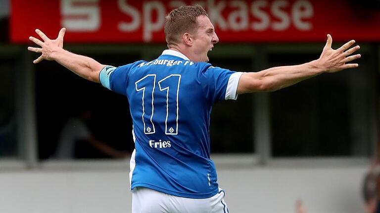 Fußball, Bayernliga, Würzburger FV - SV Erlenbach       -  Die pure Freude: Sebastian Fries bejubelt seinen Treffer zum 2:1 gegen Erlenbach.