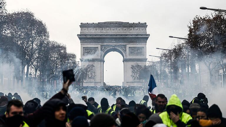 Vor dem Triumphbogen in Paris gab es an diesem Wochenende erneut Proteste der sogenannten Gelbwesten.