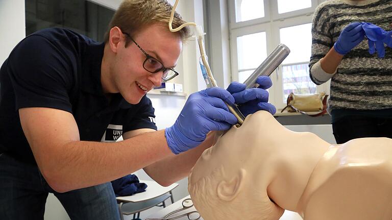 Studierende in der Lehrklinik des Würzburger Universitätsklinikums zeigen moderne Formen der studentischen Ausbildung in der Medizin - hier beim Intubieren.