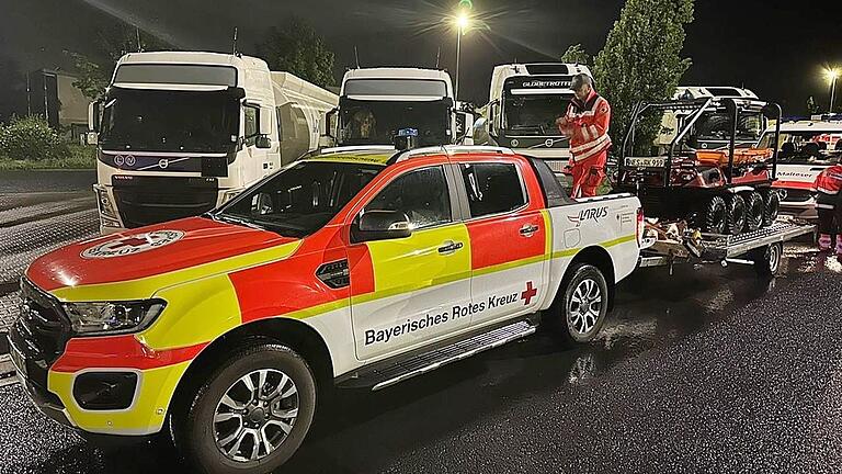 Der ARGO, ein Amphibienfahrzeug, stationiert beim BRK Bad Neustadt, ist beim Hochwassereinsatz mit dabei. Hier am Sammelpunkt im Mainfrankenpark in Dettelbach Der ARGO, ein Amphibienfahrzeug, stationiert beim BRK Bad Neustadt, ist beim Hochwassereinsatz mit dabei. Hier am Sammelpunkt im Mainfrankenpark in Dettelbach