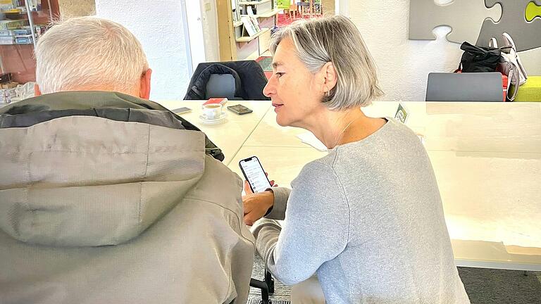 Viele Senioren sind bislang analog durch das Leben gekommen. Doch der digitale Fortschritt bringt auch viel Positives mit sich. Viele Senioren sind bislang analog durch das Leben gekommen. Doch der digitale Fortschritt bringt auch viel Positives mit sich. 