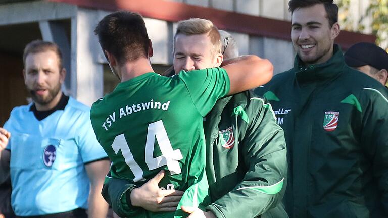 Im vorherigen Heimspiel gegen den ATSV Erlangen jubelten die Abtswinder zwar, doch zogen am Ende mit 1:2 knapp den Kürzeren. An diesem Samstag erwartet Abtswind mit der DJK Vilzing das nächste Topteam der Fußball-Bayernliga zum Heimspiel. Im vorherigen Heimspiel gegen den ATSV Erlangen jubelten die Abtswinder zwar, doch zogen am Ende mit 1:2 knapp den Kürzeren. An diesem Samstag erwartet Abtswind mit der DJK Vilzing das nächste Topteam der Fußball-Bayernliga zum Heimspiel.