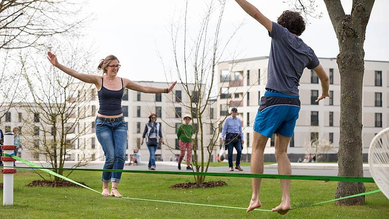 Slacklining auf dem Gelände der Landesgartenschau am Hubland - an fünf Standorten in Würzburg ist die Sportart jetzt erlaubt. Slacklining auf dem Gelände der Landesgartenschau am Hubland - an fünf Standorten in Würzburg ist die Sportart jetzt erlaubt.