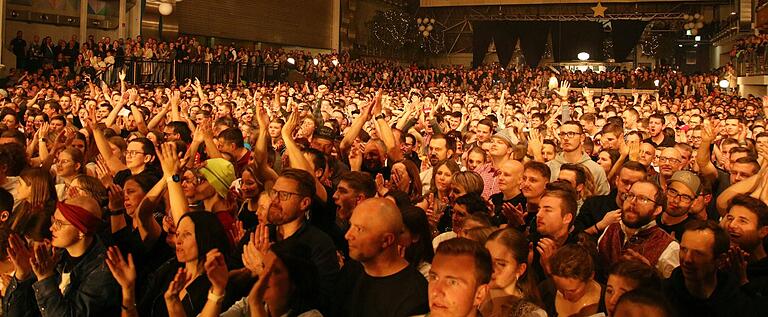 3500 Gäste ließen sich in Geiselwind von der Band 'Fäaschtbänkler' mitreißen. 3500 Gäste ließen sich in Geiselwind von der Band 'Fäaschtbänkler' mitreißen.