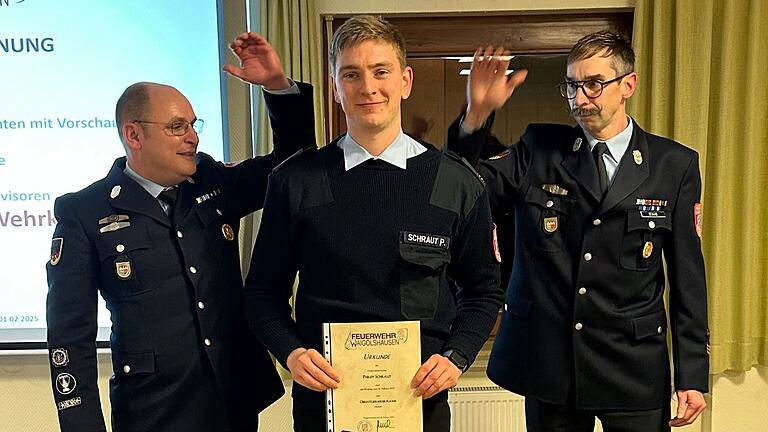 Kommandant Thomas Strobel, Gerätewart und neuer Oberfeuerwehrmann Philipp Schraut und der stellvertretende Kommandant Thomas Staab bei der Beförderung verdienter Feuerwehrkameraden. Kommandant Thomas Strobel, Gerätewart und neuer Oberfeuerwehrmann Philipp Schraut und der stellvertretende Kommandant Thomas Staab bei der Beförderung verdienter Feuerwehrkameraden.