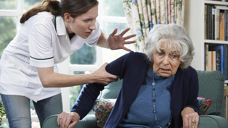 Care Worker Mistreating Senior Woman At Home - Mysteriöse Todesfälle, brutale Pfleger: Wie kommt es zu Skandalen wie in Schloss Gleusdorf in Unterfranken? Und wie kann man ihnen vorbeugen? Care Worker Mistreating Senior Woman At Home - Mysteriöse Todesfälle, brutale Pfleger: Wie kommt es zu Skandalen wie in Schloss Gleusdorf in Unterfranken? Und wie kann man ihnen vorbeugen?