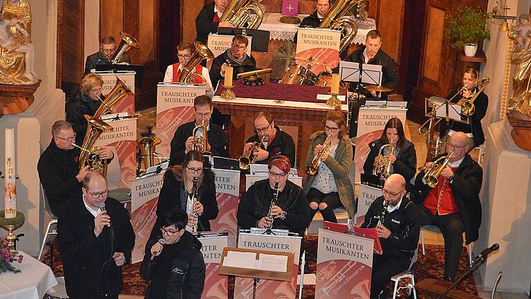 Die Trauschter Musikanten bei ihrer Darbietung unter der Stabführung ihres Dirigenten Stefan Marx (vorne links).