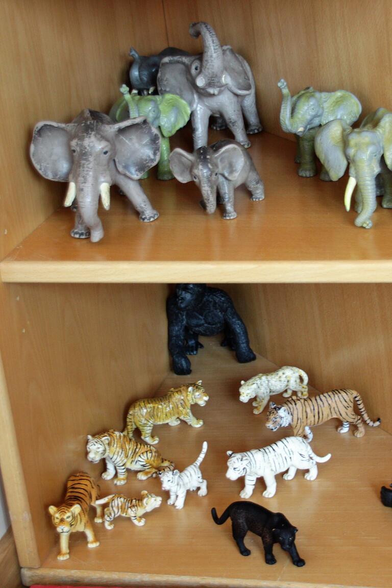 Eine Kita-Mitarbeiterin hat die Tierfiguren in das offene Regal geräumt. Eine Kita-Mitarbeiterin hat die Tierfiguren in das offene Regal geräumt.