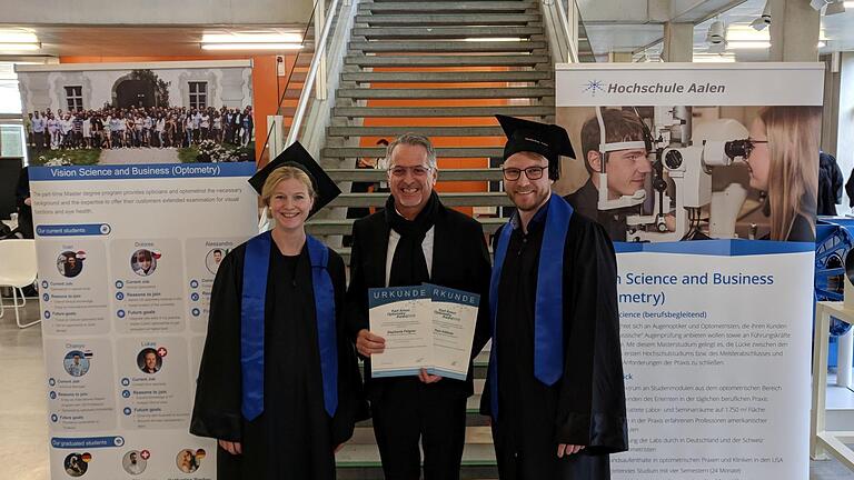 Stifter Karl Amon (Mitte) überreichte den Preisträgern Stephanie Felgner (links) und Tom Köllmer (rechts) den Karl Amon Optometry Award. Foto: Hochschule Aalen / Simon Weindel - Stifter Karl Amon (Mitte) überreichte den Preisträgern Stephanie Felgner (links) und Tom Köllmer (rechts) den Karl Amon Optometry Award. Foto: Hochschule Aalen / Simon Weindel Stifter Karl Amon (Mitte) überreichte den Preisträgern Stephanie Felgner (links) und Tom Köllmer (rechts) den Karl Amon Optometry Award. Foto: Hochschule Aalen / Simon Weindel - Stifter Karl Amon (Mitte) überreichte den Preisträgern Stephanie Felgner (links) und Tom Köllmer (rechts) den Karl Amon Optometry Award. Foto: Hochschule Aalen / Simon Weindel