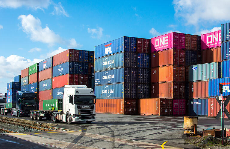 Container auf fünf Etagen. Container auf fünf Etagen.