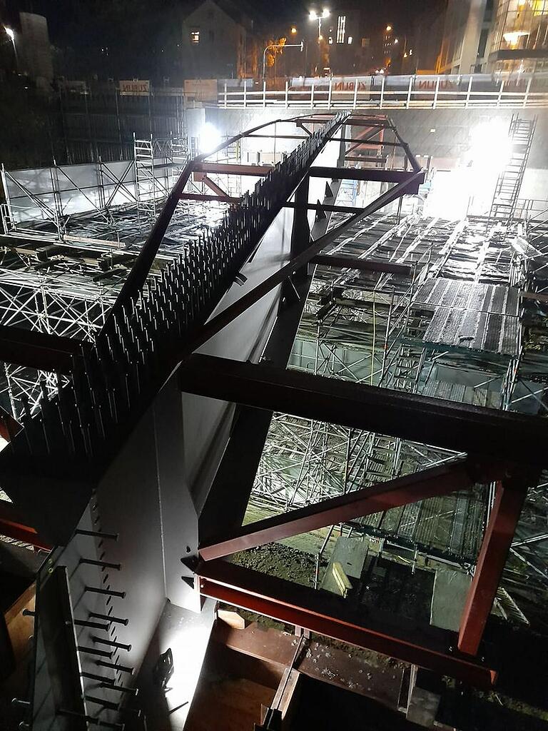 Der erste Stahlträger für die neue Siligmüllerbrücke in Würzburg sitzt auf.
