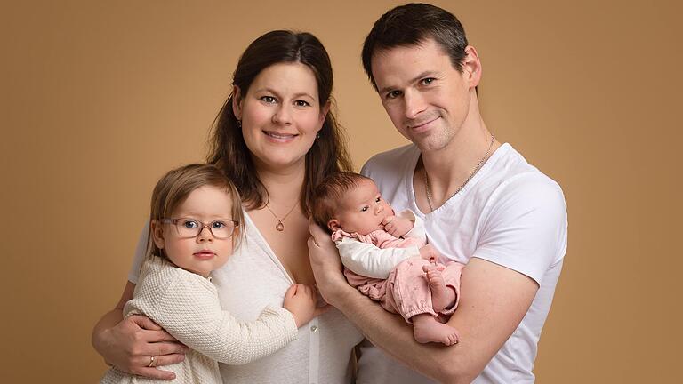 Stolzes Familien-Quartett: Antonia und Markus Mölter mit ihren Kindern Anne und Mathilda. Stolzes Familien-Quartett: Antonia und Markus Mölter mit ihren Kindern Anne und Mathilda.